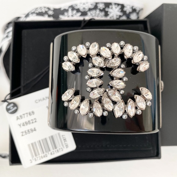 CHANEL 2017K BLACK RESIN CUFF SILVER TONE CC LOGO CRYSTALS NEW IN BOX - Picture 6 of 15
